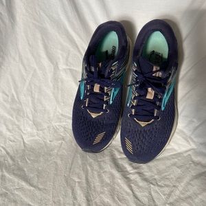 Woman’s Brooks tennis shoes